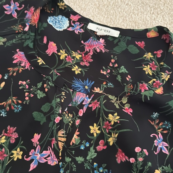 Sleeveless blouse with Florals size Medium - Picture 3 of 3